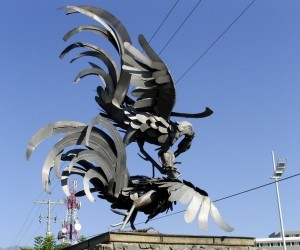 Monumento a los gallos Fuente lenguacastellana7instpecamblogspotcom por IVAN DELUQUEZ HEILBRON